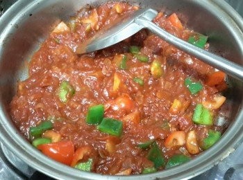 step3: 下少許油，炒洋蔥，青/紅椒，再下蕃茄膏及調味料拌勻