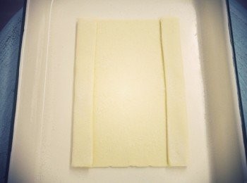 step2: 從左右各兩邊往內折稍微壓一下。