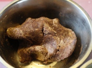 step5: 5.將可可粉加入大份的麵糰中拌勻。