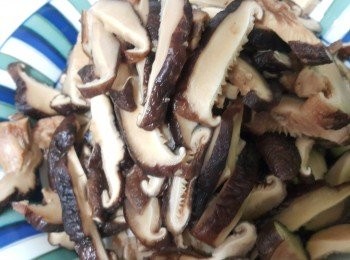 step2: 香菇泡軟後切成絲備用(香菇水別倒掉喔)