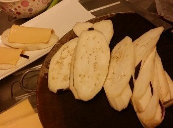 step2: 洗淨茄子，可不炮皮斜身厚切成長形。用芝士包起備用。