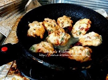 step8: 反轉亦用慢火慢慢煎至茄子熟透 , 再反轉用中火煎至魚肉成金黃色即可