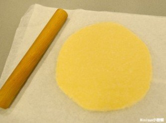 step5: 用兩張烘焙紙夾住麵糰擀平厚度約0.5cm後放入冷凍室約20分鐘取出壓模