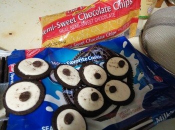 step5: Oreo饼分开，有馅的用巧克力豆装饰做眼睛，没馅的切开一半做眉毛。