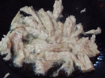 step4: 燒滾油，用半煎炸的方式將烤麩炸成金黃色及硬身，再用廚紙瀝乾油份。