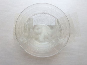 step4: 製作奶酪的同時,準備一個大碗放入冰塊水將吉利丁片泡軟。