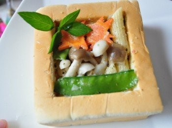 step11: 將菇菇奶油麵放入吐司盒中，稍微擺飾..