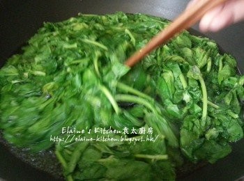 step1: 豆苗洗淨後放入水中煮約1分鐘後待涼切碎瀝乾水份