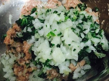 step2: 燒滾一鍋水下數片薑片和少許鹽，放入白菜略灼至軟身，撈起切碎。拌入已調味好的豬肉內，再順同一方向拌匀。