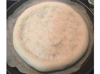 step5: 剩下的麵皮則是桿好整型後，用叉子延著邊邊戳一圈，在麵皮上也戳一些孔，入烤箱200度烤5-6分鐘，即可取出放涼，用保鮮膜包好後放冷凍庫冷藏，要用時，取出後略放回溫即可放上自己喜歡的批薩醬和<span class="group_1">食材</span>，用200度烤12-13分鐘即可。（圖中為已烤過的麵皮）