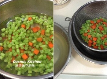 step2: 中小火煮滾一小鍋水，先倒入胡蘿蔔丁煮1分鐘後，再倒入四季豆丁水煮約1分鐘，  全部撈起、備用