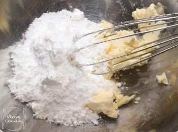 step2: 無鹽牛油置室溫軟化後, 加入糖霜拌成忌廉狀