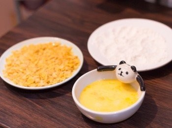 step2: （先預熱焗爐到攝氏180度）
分別預備1. 麵粉加少許鹽拌勻，2. 打散一隻雞蛋　及 3. 稍為弄碎粟米片（如太碎會變粉末，如太大塊又難於弄上<a href="https://bit.ly/3zHU5V3" target="_blank" data-keyword="雞翼" class="guide-link"><strong>雞翼</strong></a> <span style="display:inline-block;vertical-align:middle;margin-top:-3px;color:initial;border-radius:3px;padding:2px 3px;font-size:12px;line-height:14px;background:#87d300;color:#fff;">即買</span> ）