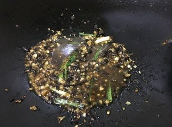 step3: 在鑊子中加油燒熱, 加入蒜蓉豆豉快炒爆香, 加入水及生抽炒香煮滾, 加入少許糖及蔥段炒香, 加入豆腐中即成