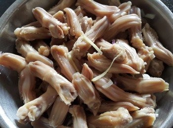 step4: 用薑絲，乾蔥，蒜頭少少雞粉醃 1 小時