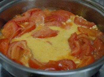 step4: 然後轉小火（或關火，用餘溫炒蛋），下雞蛋，不要攪拌，靜止5秒左右。周邊的蛋開始熟，用鑊剷將雞蛋從外面推向中間
