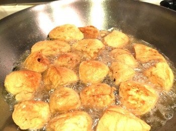 step4: 大火炸2分鐘，轉中大火炸之豆腐金黄
(轉中大火後，可輕力把豆腐件翻動令它可炸得均勻點)