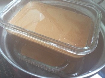 step6: 把3的阿膠糖水和過濾好的紅棗桂圓混合，剩下的水取一個容器，放入250g馬蹄粉，剩下的水慢慢倒入，調好馬蹄粉跟3、5、一起混合。想要硬一點的可以再多加馬蹄粉。