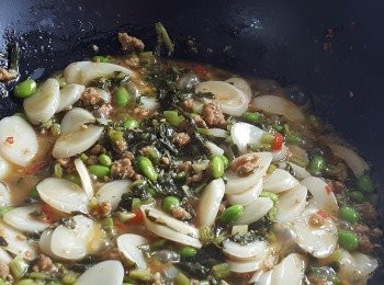 step6: 加入年糕炒勻。
