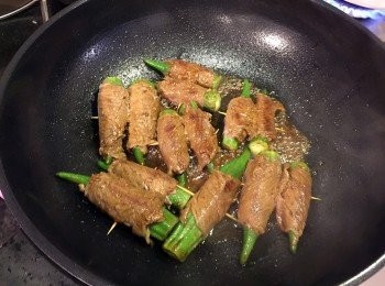 step3: 中火開鍋，加入秋葵牛肉卷煎至牛肉半熟。
將照燒汁材料拌勻，倒進煎鍋中煮1-2分鐘，讓牛肉吸收醬汁味道，熄火。
上碟後灑上芝麻即可。