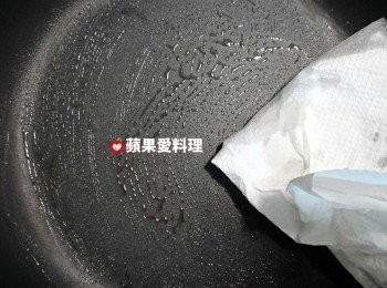 step3: 取出平底鍋，放少許油，用廚房紙巾將油抹勻鍋底。