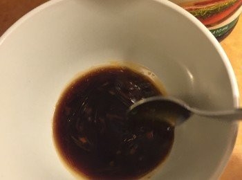 step3: 蒸好後將多餘水份倒走，淋上XO醬豉油、蔥花及最後放上李錦記XO醬在帶子上便完成