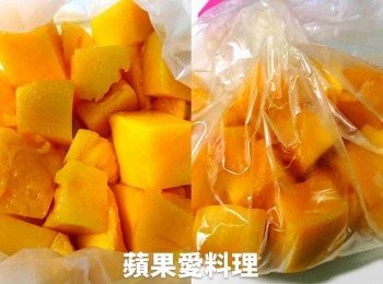 step1: 芒果切塊後，置入塑膠袋（或保鮮袋），放進冰箱冷凍。