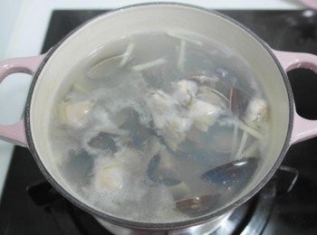 step3: 接著加入些許鹽及米酒即完成囉:)