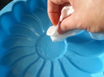 step7: 模落少許油,用廚房紙抹勻(用廚房紙作用是蒸好後個面不會有油泡出現)