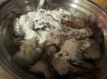 step1: 蝦从壳中间切开去肠洗净抹干，灑上適量粟粉拌勻。