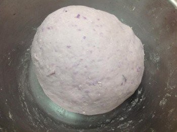 step2: 中筋麵粉冲入熱水攪成麵片，加入山藥泥、冷水（慢慢加）揉成麵團，醒麵1小時，加入糖揉勻，壓成餅，煎熟