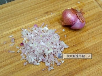 step2: 乾蔥頭切碎。