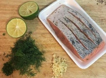 step2: 鮭魚如有帶皮在皮的那邊劃刀，以方便快速煮熟且鮭魚皮能煎的酥脆，並用少許鹽和黑胡椒粉均勻抹在魚上；檸檬對切；蒔蘿切小段；蒜頭切末；巴西里切碎。