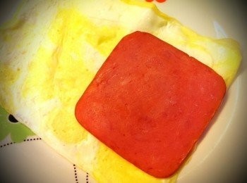 step3: 將火腿放在蛋皮上後捲起固定後待涼,切適量大小