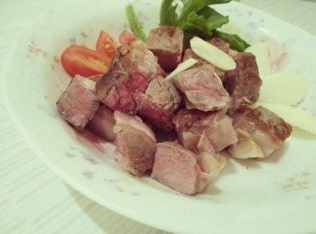 step2: 倒入橄欖油，熱鍋，轉中大火，並放入日本神戶牛排，兩面快速煎至肉裡呈紅色、微溫即可(肉摸起來柔軟)，再轉入中小火，因神戶牛為高級牛肉，建議煎至「7分熟」(不建議煎至「全熟」)，即可關火；