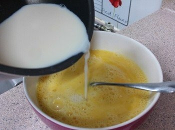 step7: 將暖奶分三次倒進蛋液及溫尼拿香油, 其間一面用用叉攪勻