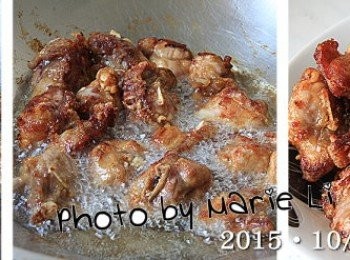 step2: 起油鍋，將醃漬好的排骨肉下鍋去 炸至表面呈現金黃酥脆即可撈起，瀝乾油備用。