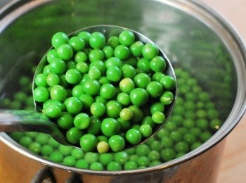 step14: 製作<span class="group_2">豌豆泥</span>：將豌豆仁置於沸水裡煮約3分鐘，或至豌豆柔軟熟成