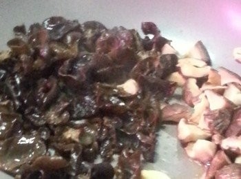 step12: 先用麻油起鑊,爆香冬菇及雲耳