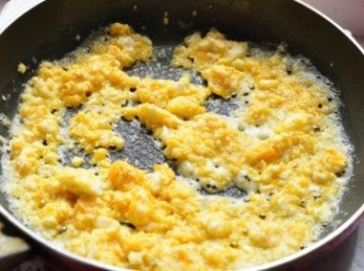 step7: 再放入2大匙熱油，將【金沙】放入鍋中煸至冒泡，鹹蛋之香氣才會散發出來