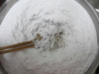 step2: 將糖水及油逐少倒入糯米粉內，不停攪拌