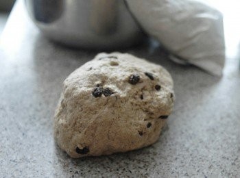 step4: 在枱上灑上麵粉，搓麵糰約八至十分鐘，麵糰表面會變得較滑及有彈性 （如麵糰太乾，可加點水，如太濕便加高筋麵粉）放入塗了油的大碗內，用保鮮紙包好，待一至兩小時，麵糰會脹大一倍