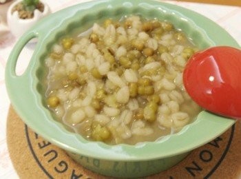 step6: 打開冰箱就有清涼的綠豆麥片甜湯可以喝~~~ 這就是夏日幸福呀:)