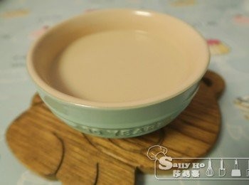 step6: 合桃水煲滾，加糖，慢慢加米漿水煮至自己喜歡的濃度即成。