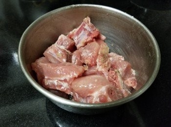 step4: 倒入與排骨撈好，加2湯匙水撈好醃 10 分鐘