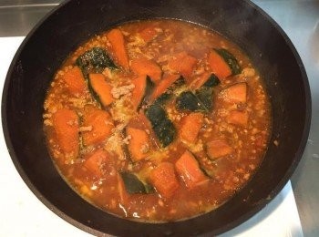 step4: 加入奶油拌勻，可以增加香氣和幫助上色，南瓜熟透後加些胡椒拌勻，起鍋再撒上蔥花做點綴即可