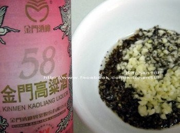 step5: 接著，再將高粱酒和蒜末倒進(步驟4)的容器裡，攪拌均勻，<span class="group_2">醃料</span>完成。