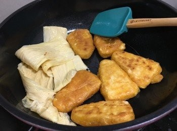 step3: 再將腐皮加入, 快炒, 太乾身可以加水, 最後加入柚子檸香汁及檸檬片即成