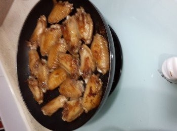 step3: 以慢火煎<a href="https://bit.ly/3zHU5V3" target="_blank" data-keyword="雞翼" class="guide-link"><strong>雞翼</strong></a> <span style="display:inline-block;vertical-align:middle;margin-top:-3px;color:initial;border-radius:3px;padding:2px 3px;font-size:12px;line-height:14px;background:#87d300;color:#fff;">即買</span> 至七成熟，至兩面金黃色