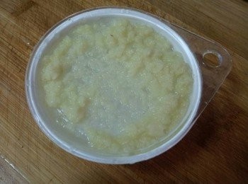 step2: 薑磨茸 ; 檸檬 榨汁 刨檸檬皮 ; 小辣椒去籽切絲